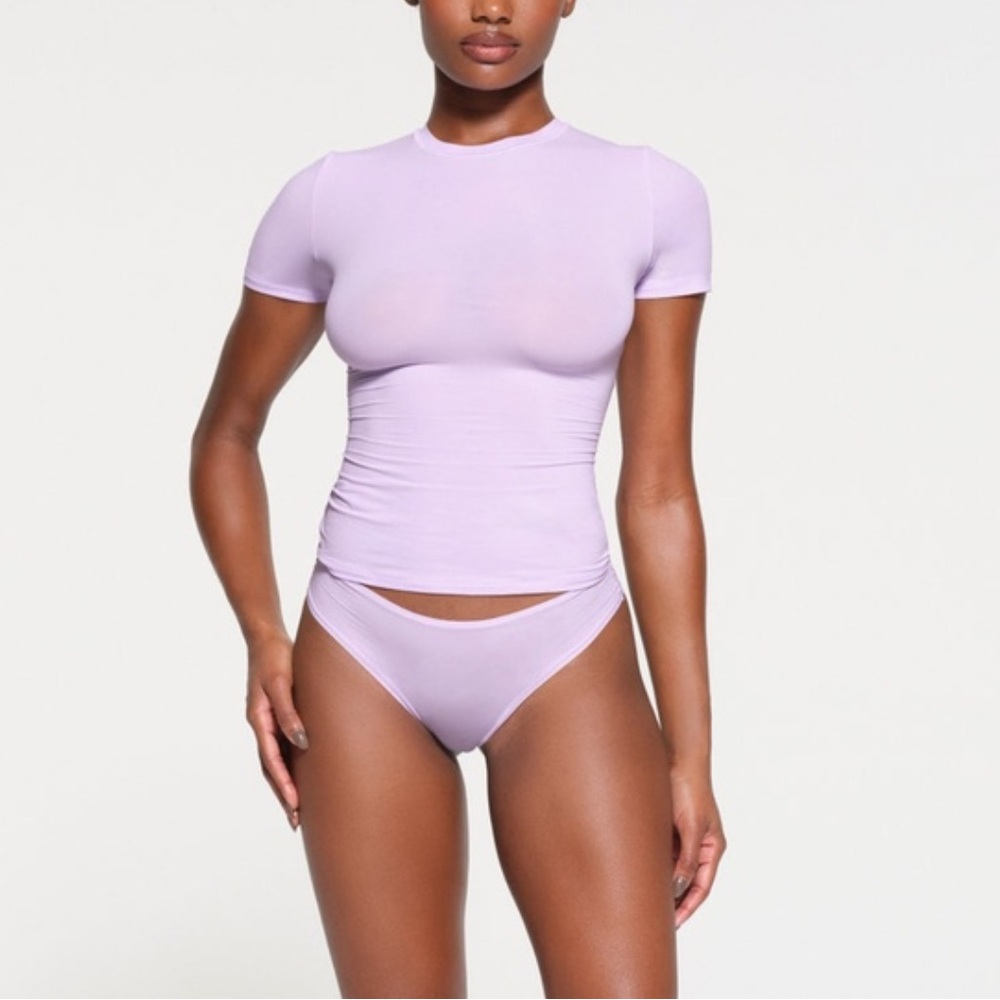 Skims fits everybody short sleeve t-shirt in sugarplum